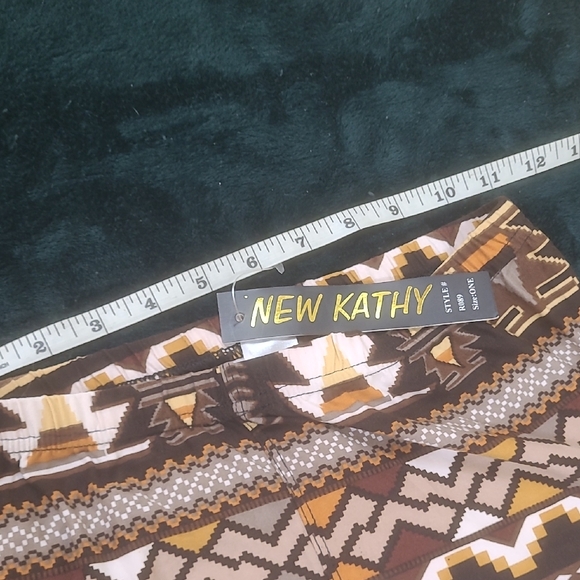 Tribal Patterned Women's Cropped Pants Set - Picture 4 of 10